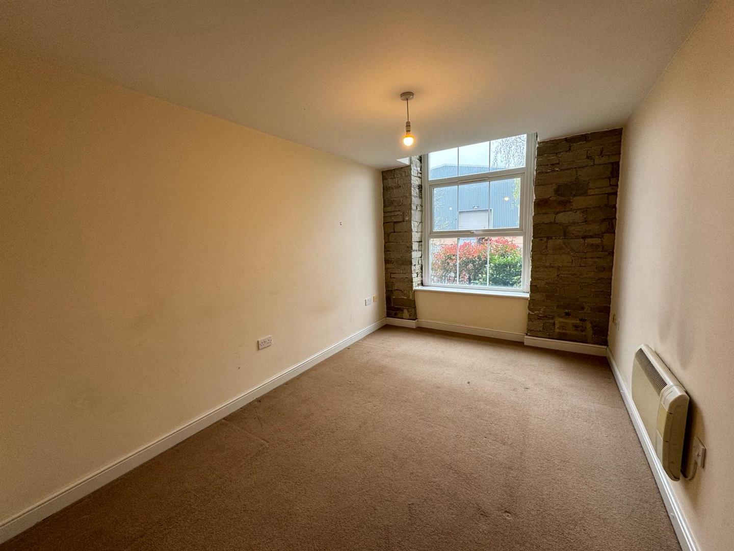 Flat Heathbury Gardens in Calderdale