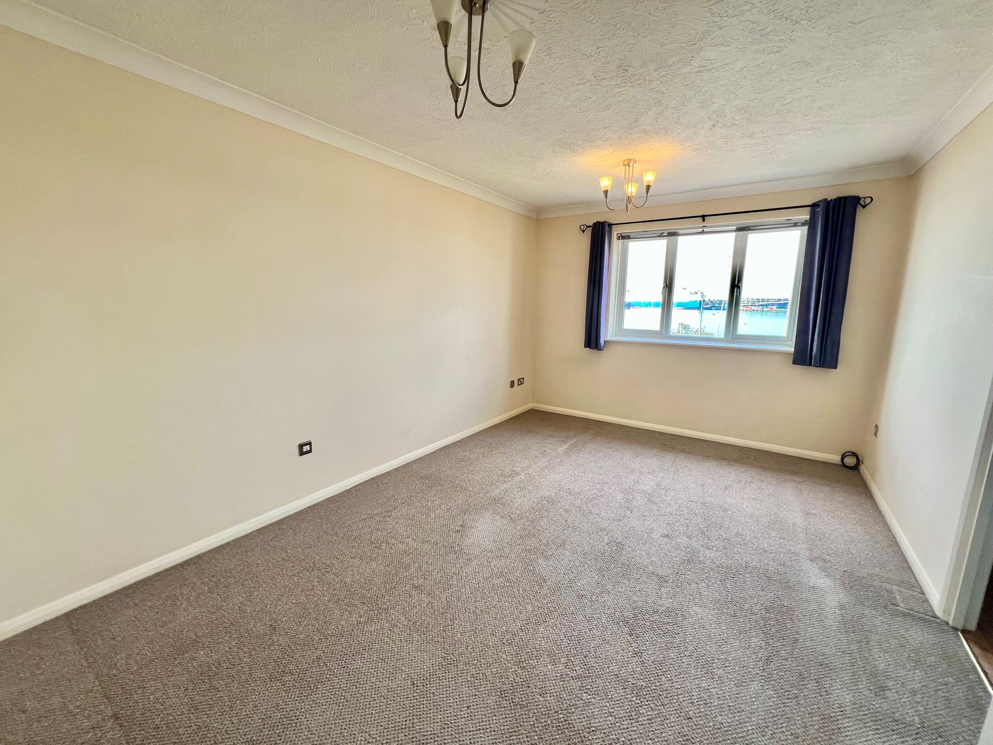 Flat Dundonald Close in Southampton