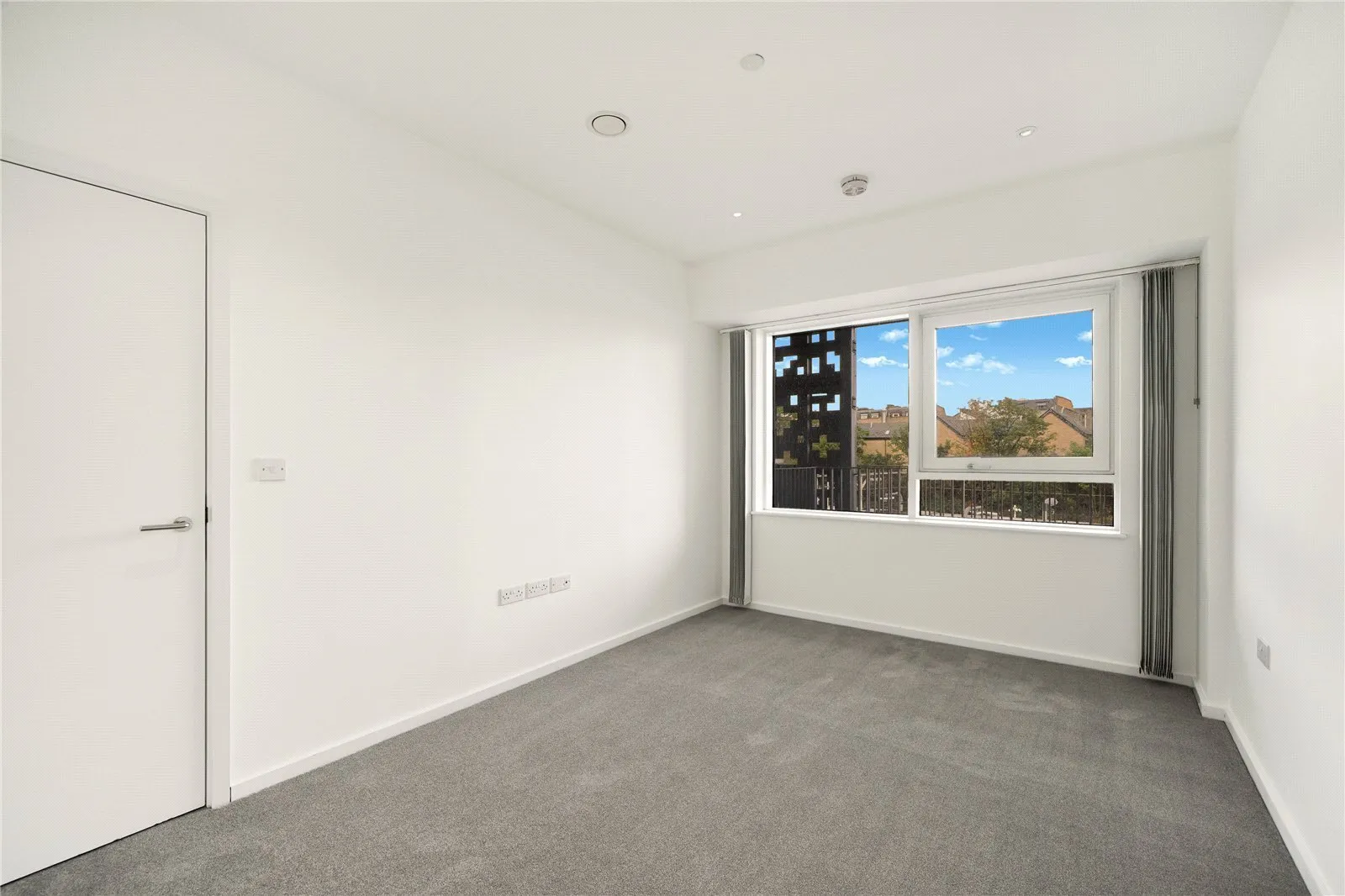 Flat Ilford Hill in Greater London