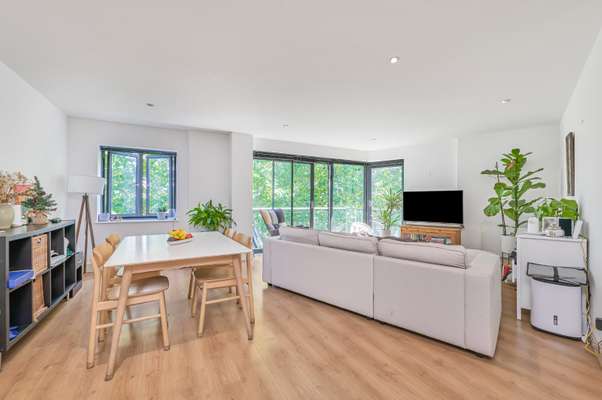 Flat Upper Richmond Road in Greater London