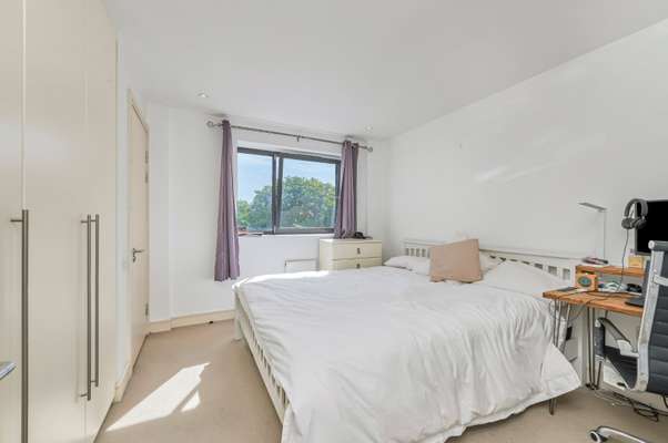Flat Upper Richmond Road in Greater London
