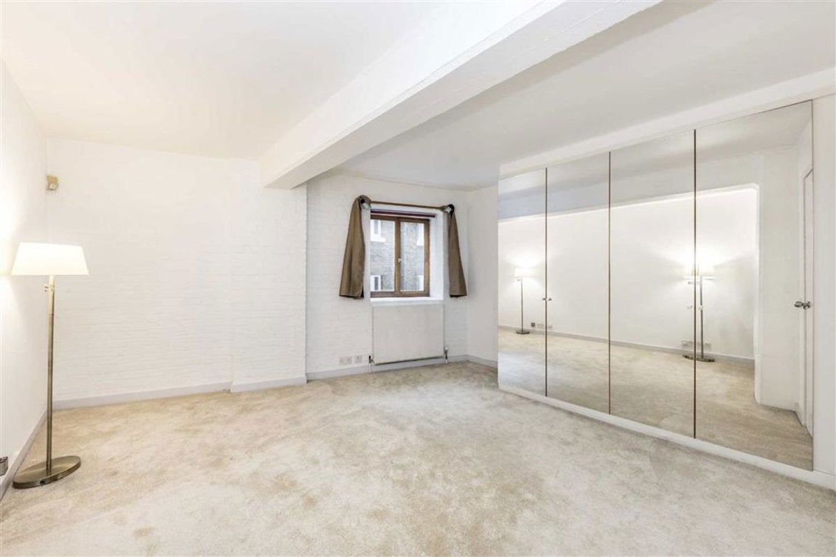 Flat Wapping High Street in Greater London