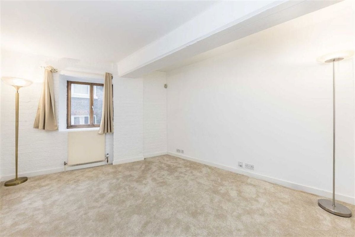 Flat Wapping High Street in Greater London