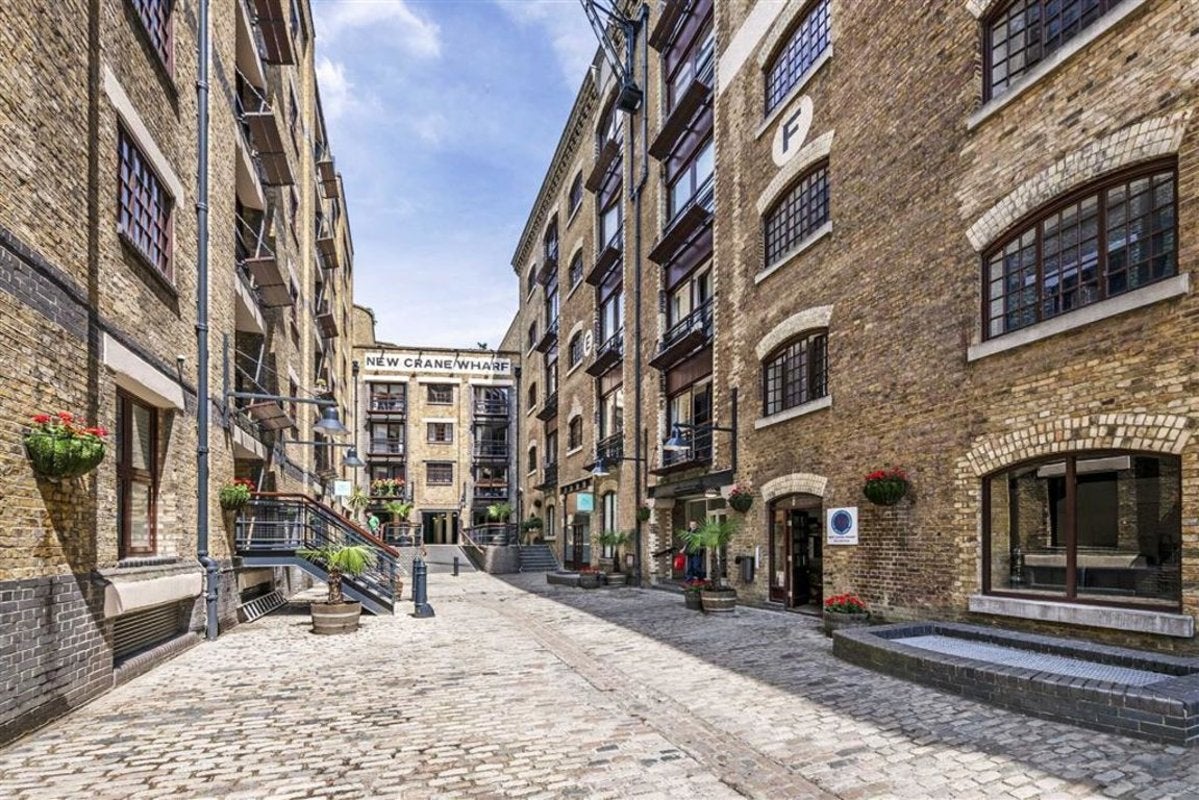 Flat Wapping High Street in Greater London