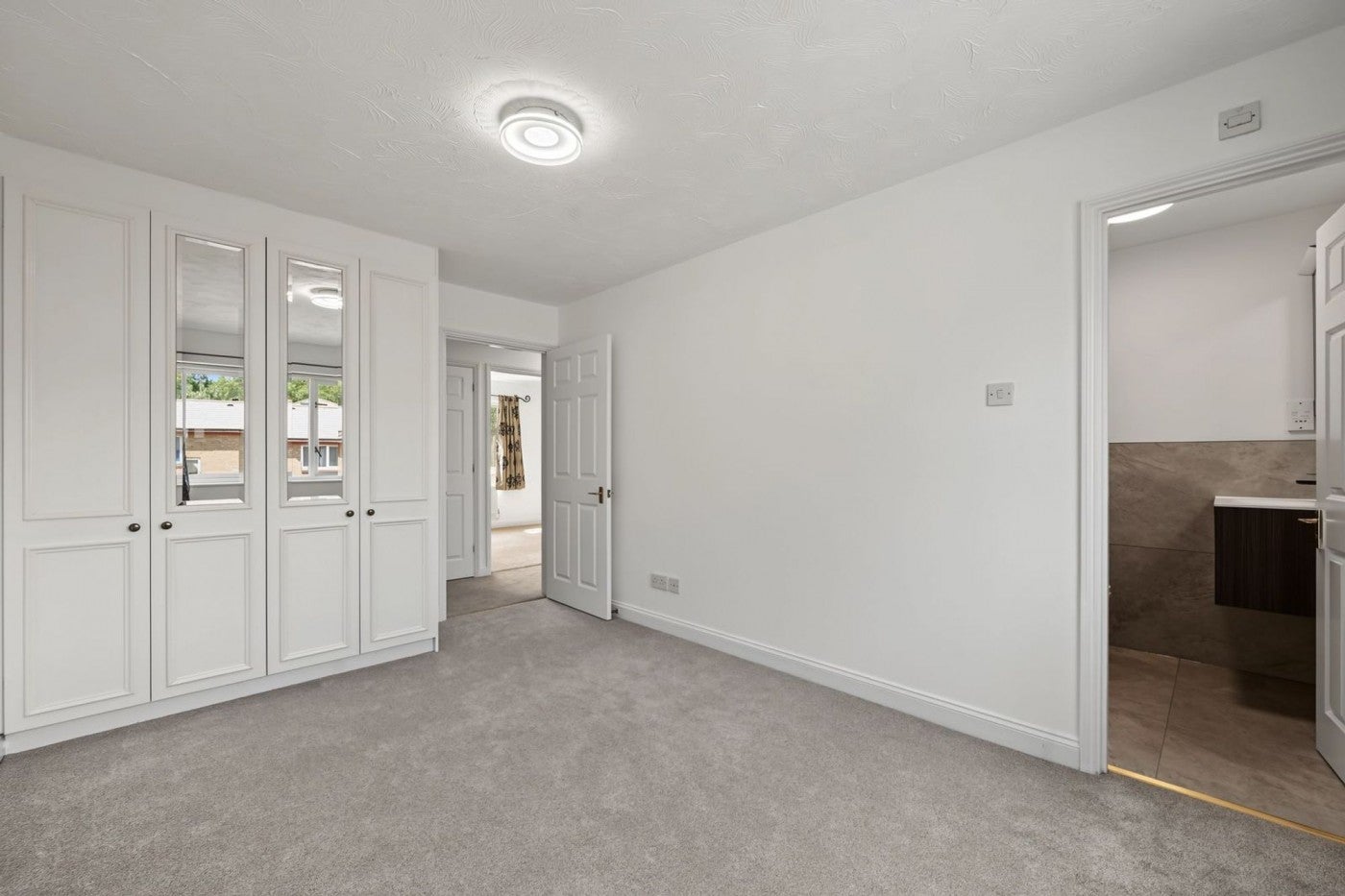 Flat Myddleton Avenue in Greater London