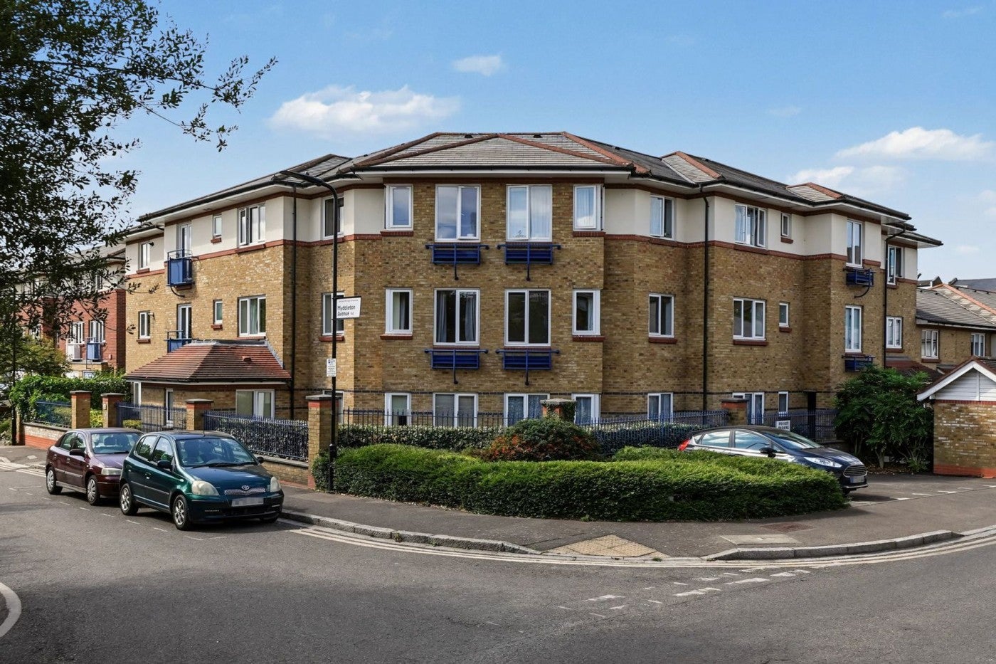 Flat Myddleton Avenue in Greater London