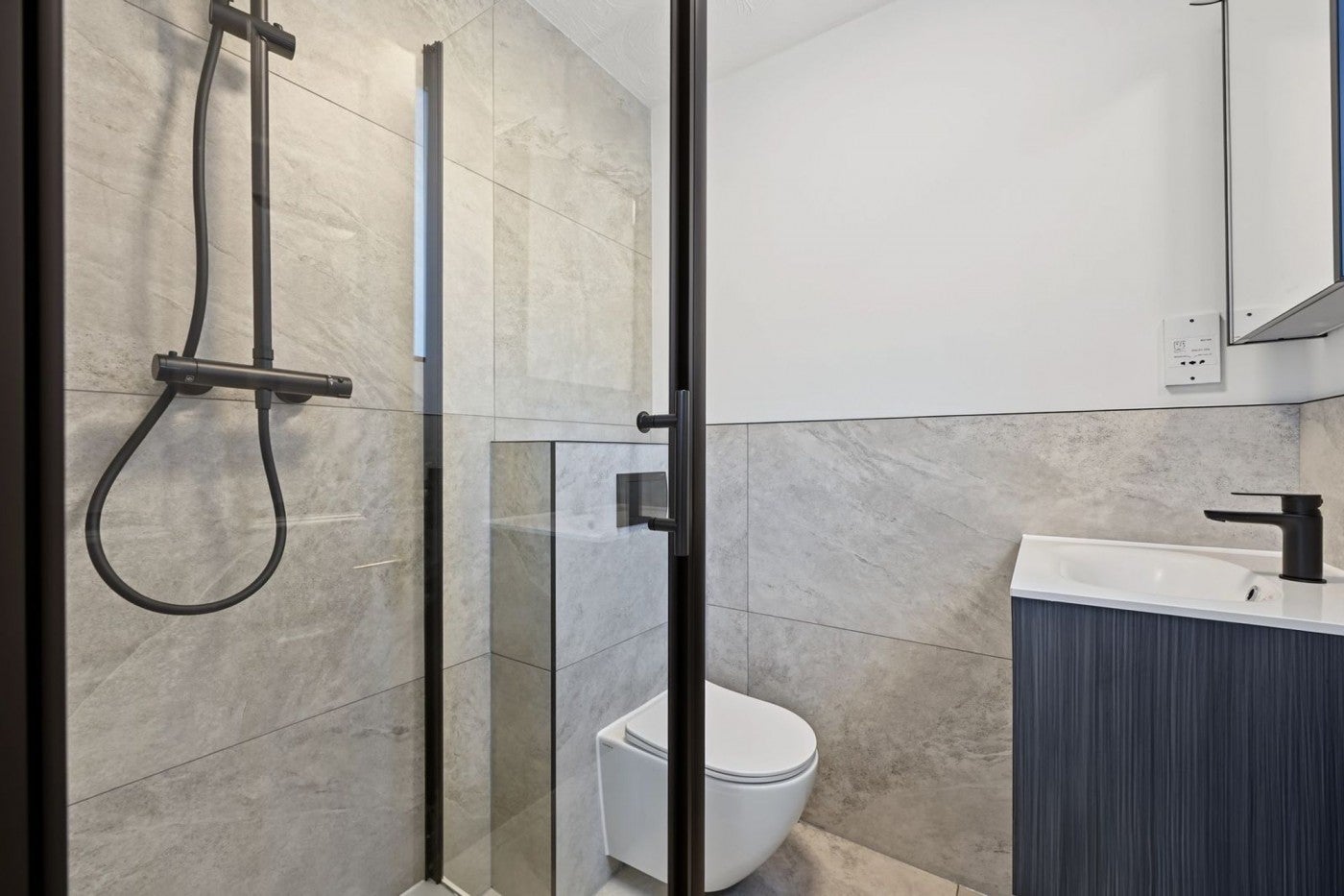 Flat Myddleton Avenue in Greater London