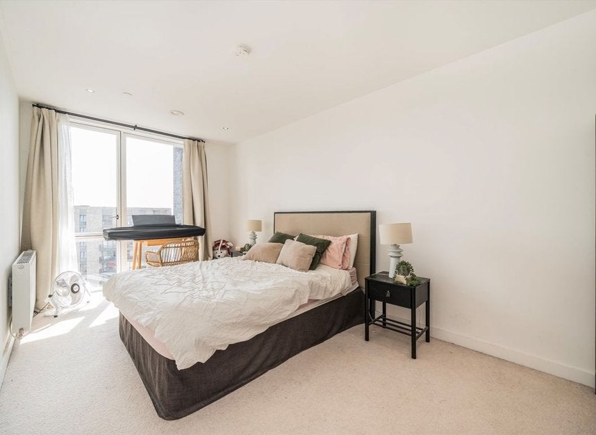 Flat Shackleton Way in Greater London