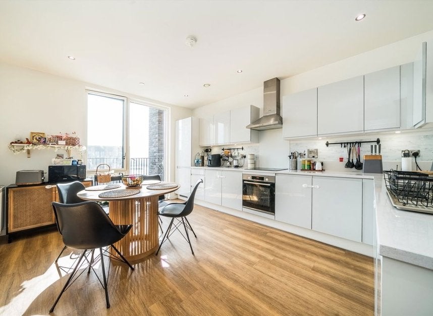 Flat Shackleton Way in Greater London
