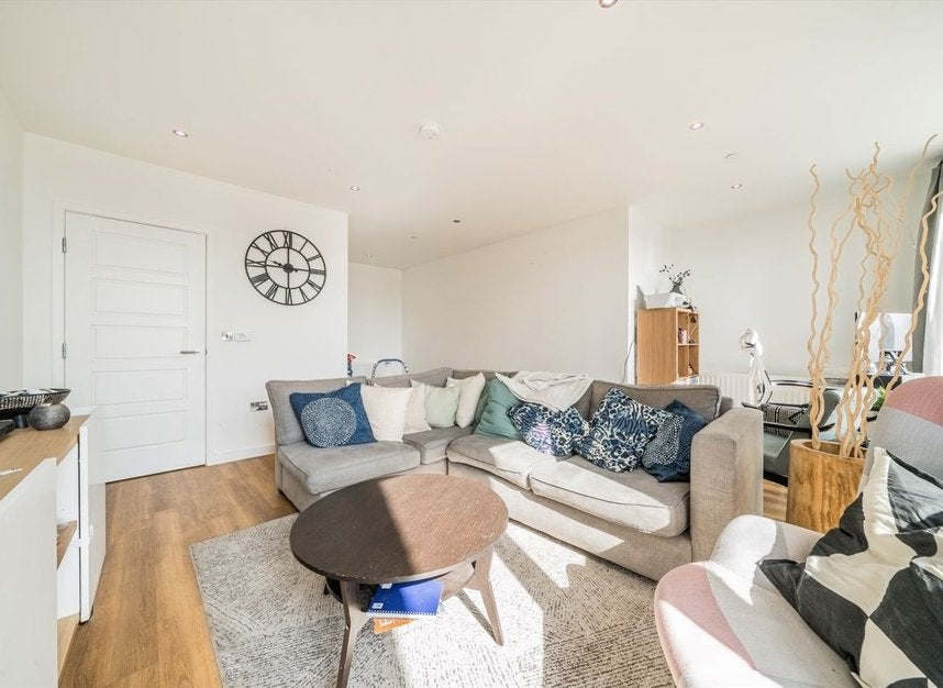 Flat Shackleton Way in Greater London