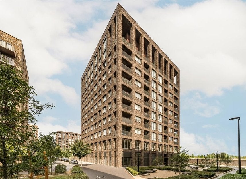 Flat Shackleton Way in Greater London