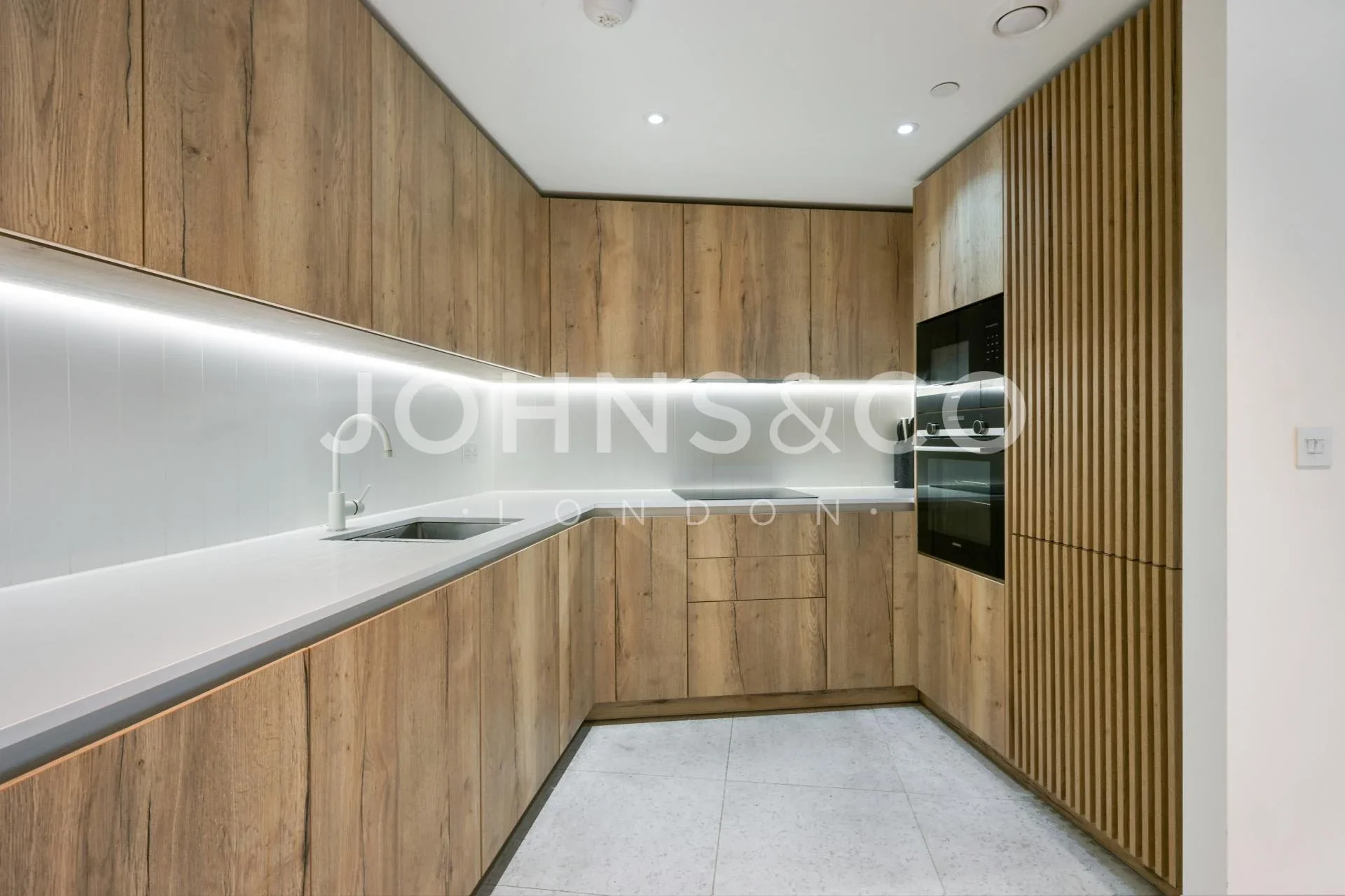 Flat Cendal Crescent in Greater London