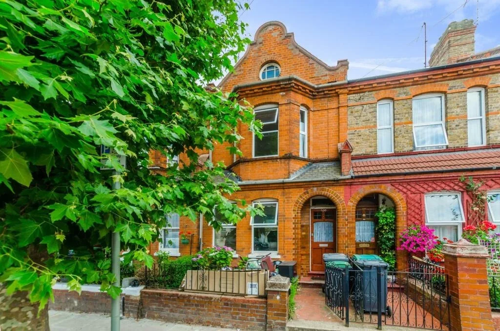 House Lymington Avenue in Greater London