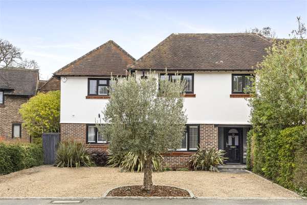 House Oatlands Close in Elmbridge