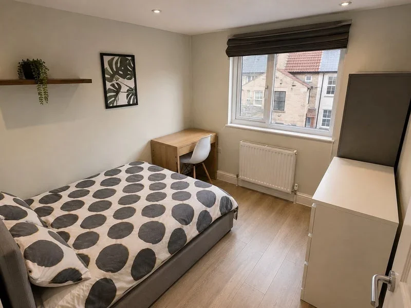 Room Willis Road in Greater London