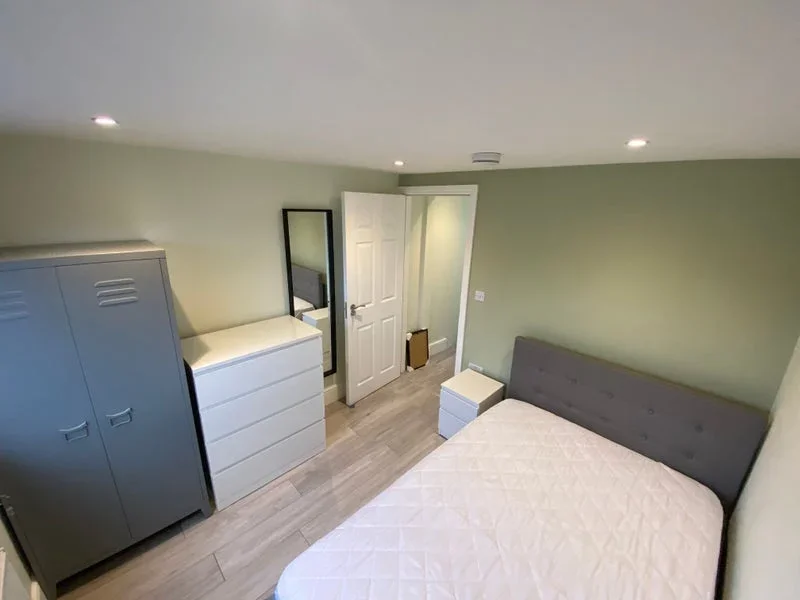 Room Willis Road in Greater London
