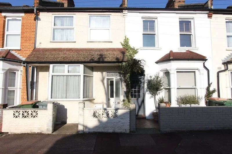 Room Willis Road in Greater London