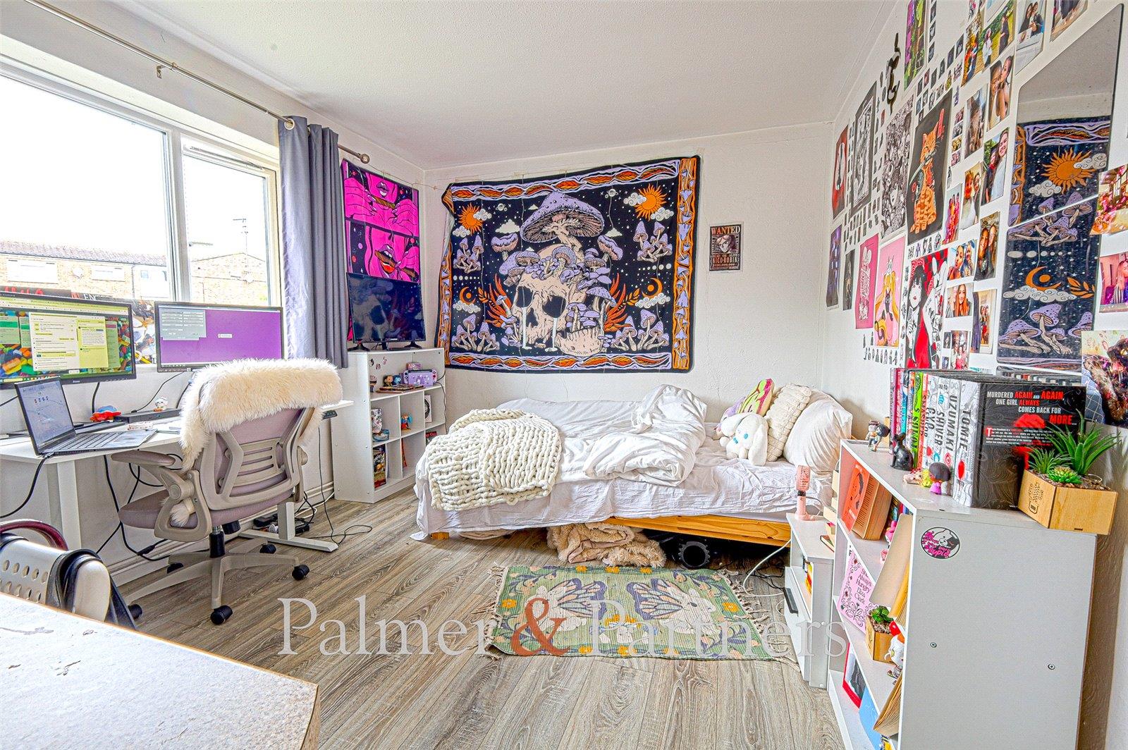 Flat Wheeler Close in Colchester