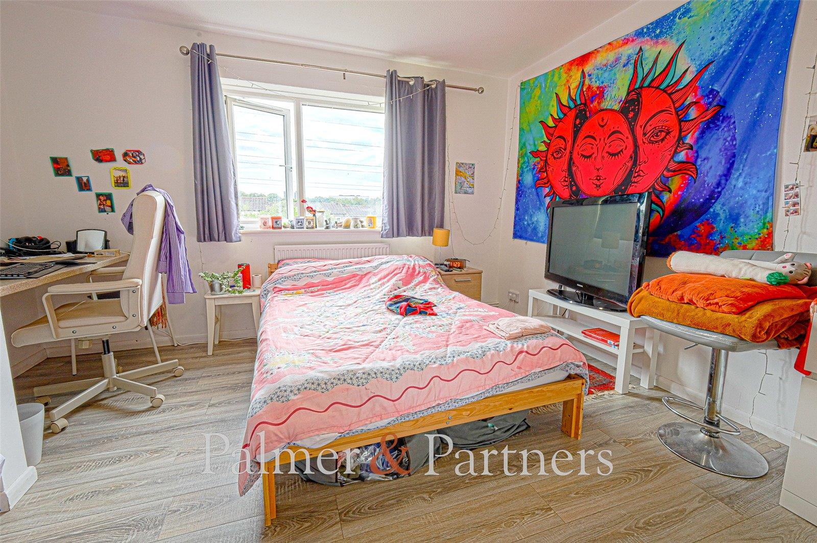 Flat Wheeler Close in Colchester