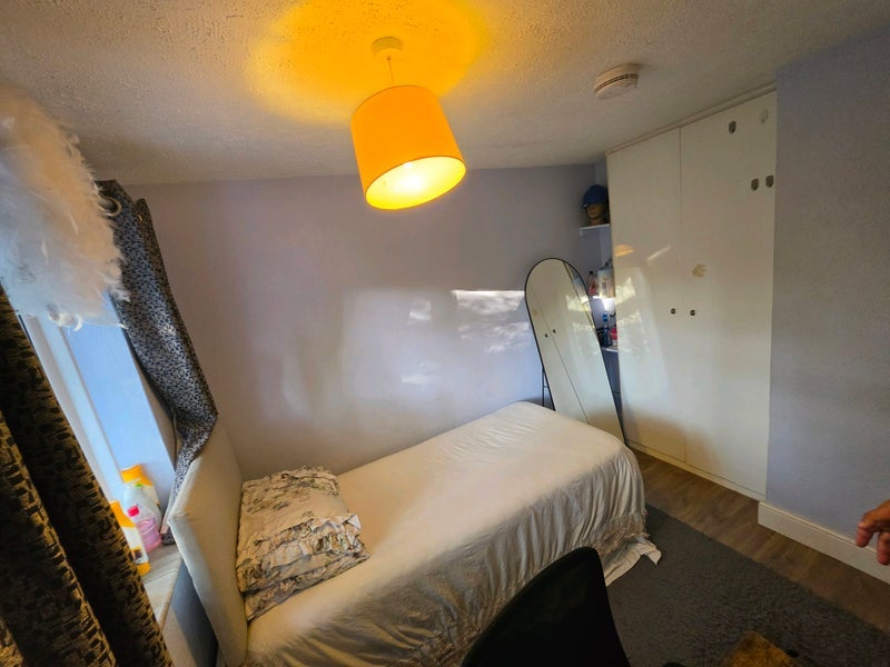 Room Friars Rookery in Crawley