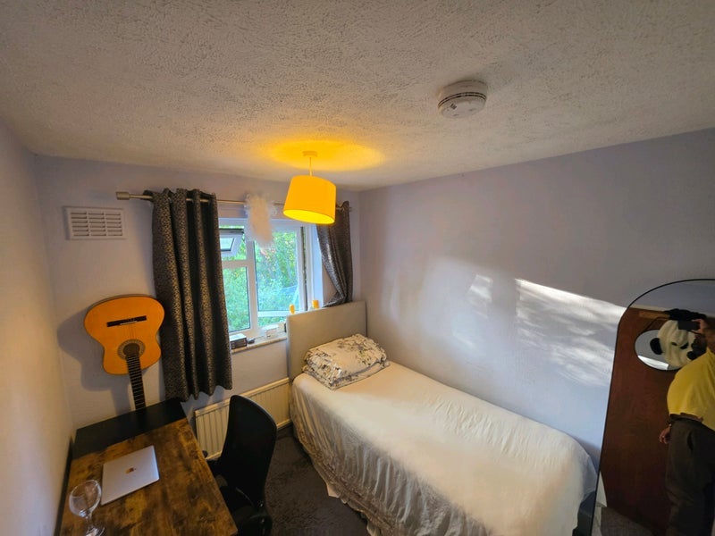 Room Friars Rookery in Crawley