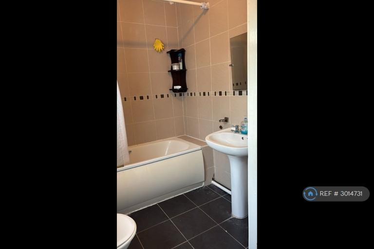 Room Whitchurch Avenue in Greater London