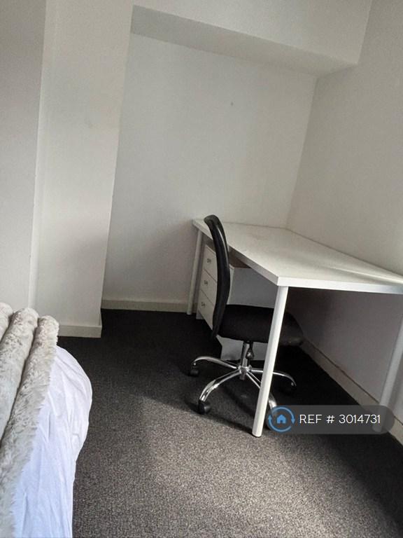 Room Whitchurch Avenue in Greater London