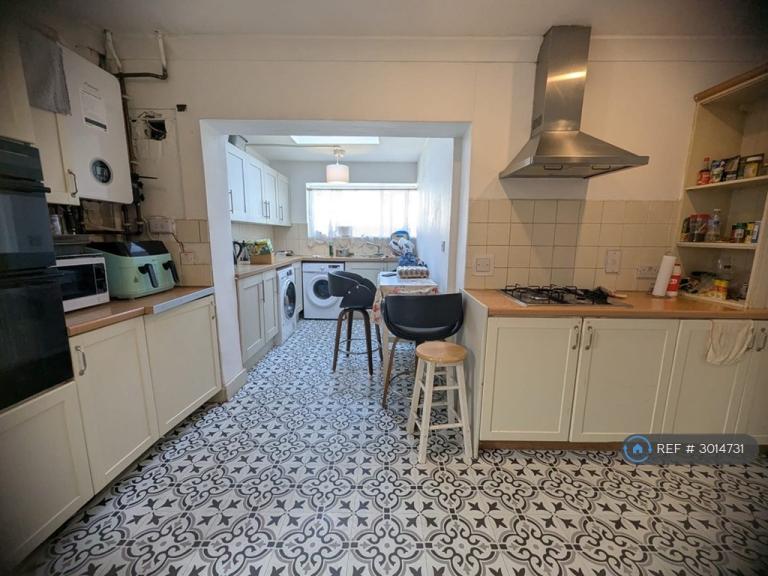 Room Whitchurch Avenue in Greater London