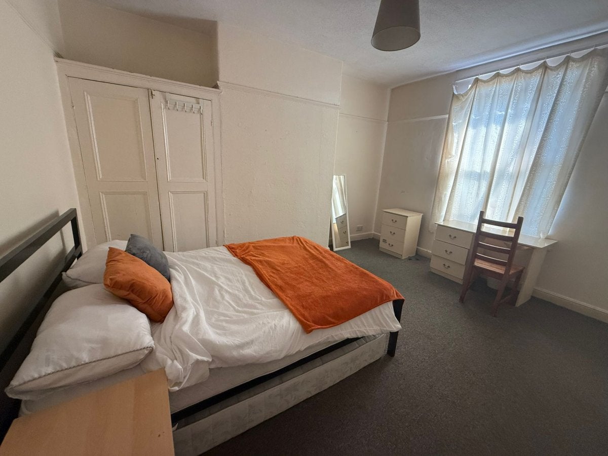 Flat Knowle Terrace in Leeds