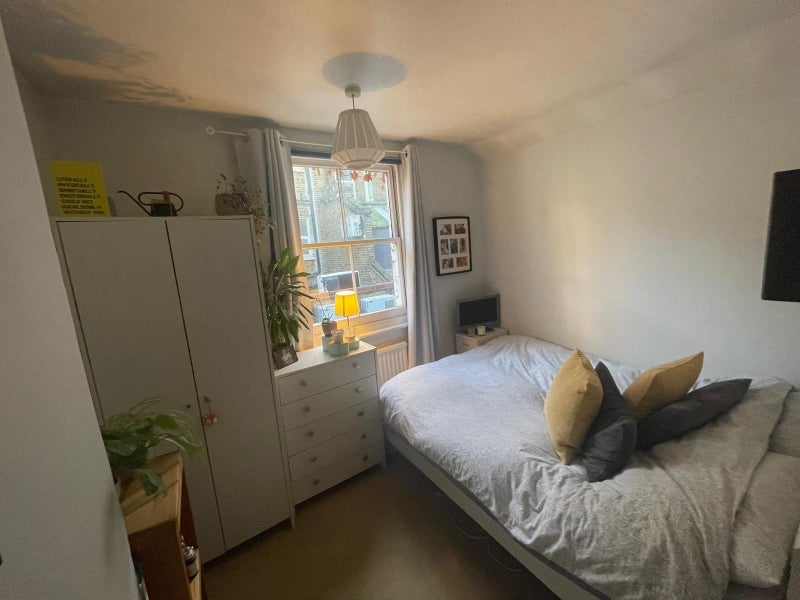 Room Mossbury Road in Greater London