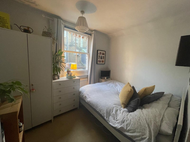 Room Mossbury Road in Greater London