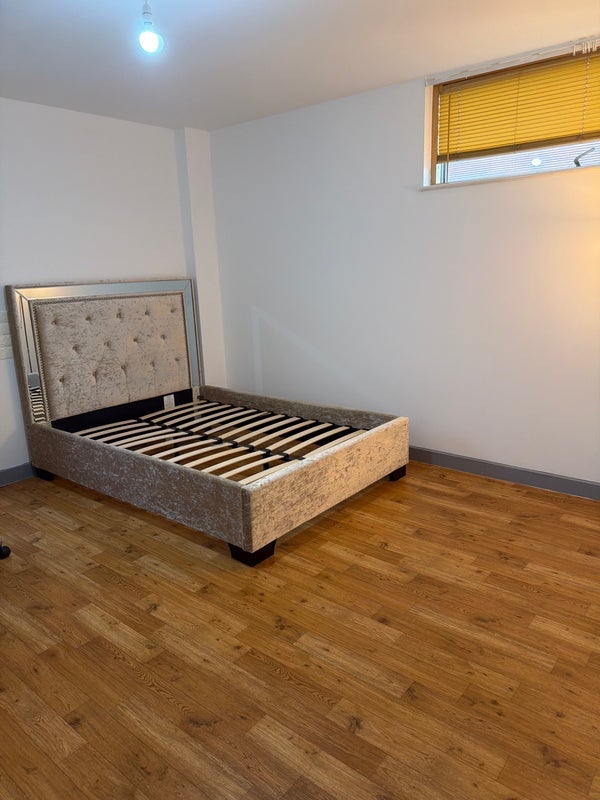 Room Comber Grove in Greater London