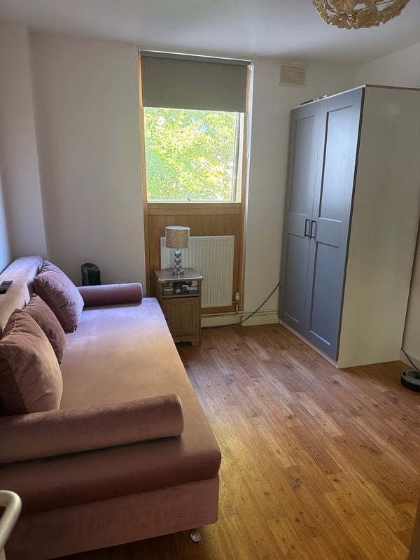 Room Comber Grove in Greater London