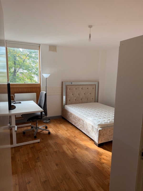 Room Comber Grove in Greater London