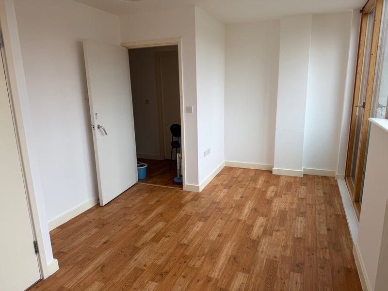 Room Comber Grove in Greater London