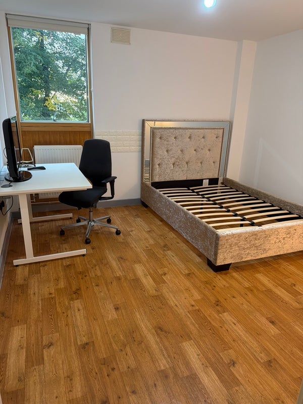 Room Comber Grove in Greater London