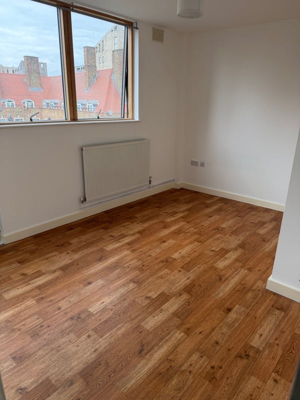 Room Comber Grove in Greater London