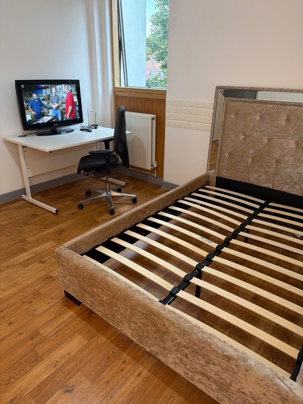 Room Comber Grove in Greater London