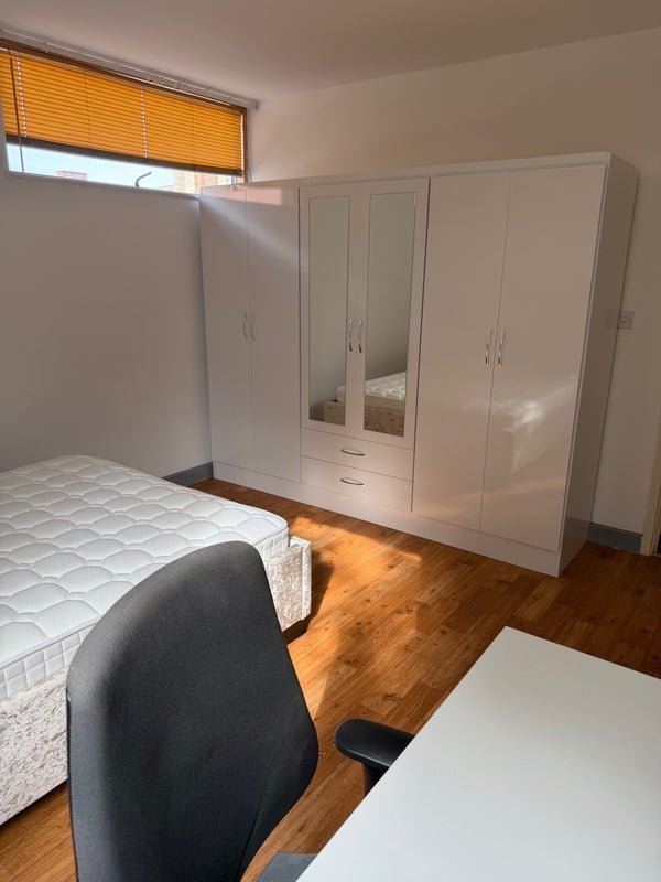Room Comber Grove in Greater London