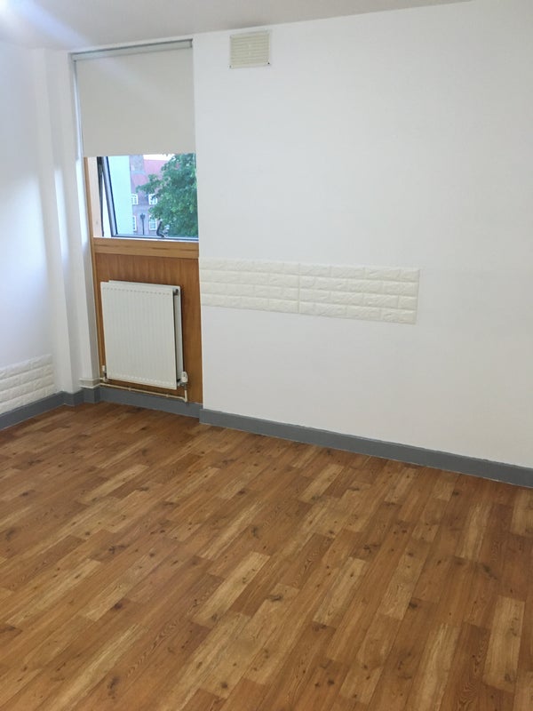 Room Comber Grove in Greater London
