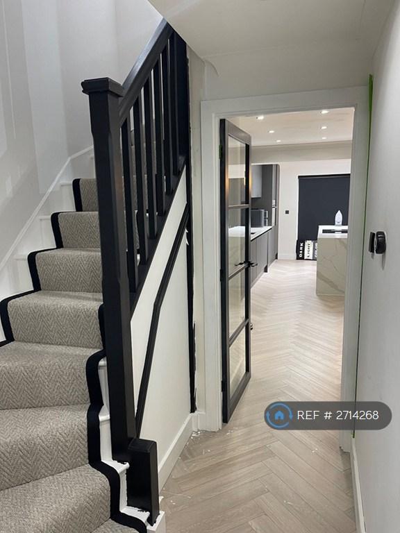 Room Turnbury Close in Greater London