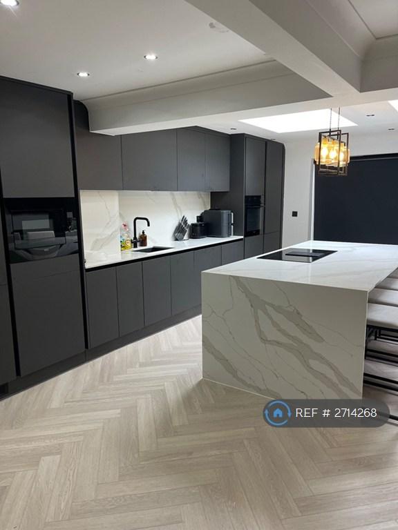 Room Turnbury Close in Greater London