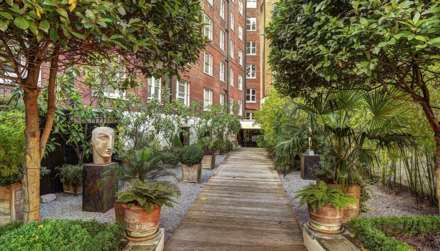 Flat Hill Street in City of Westminster