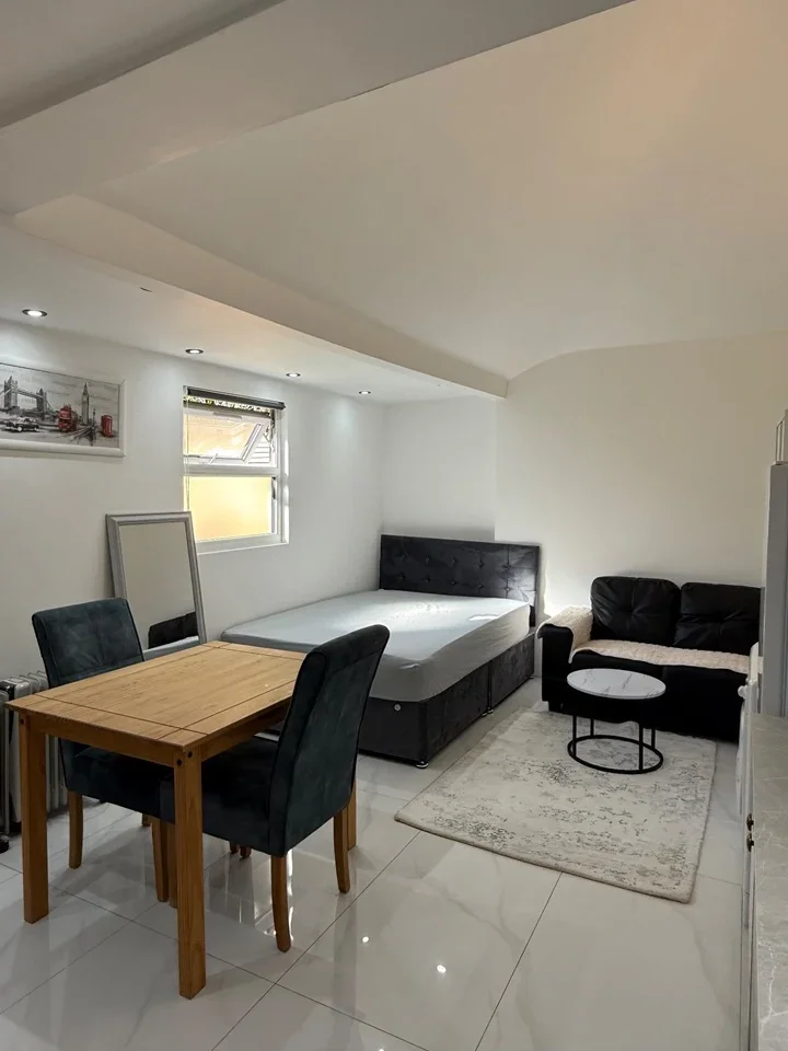 Room Windermere Avenue in Greater London
