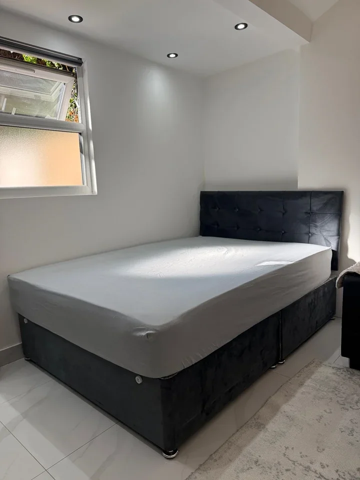 Room Windermere Avenue in Greater London