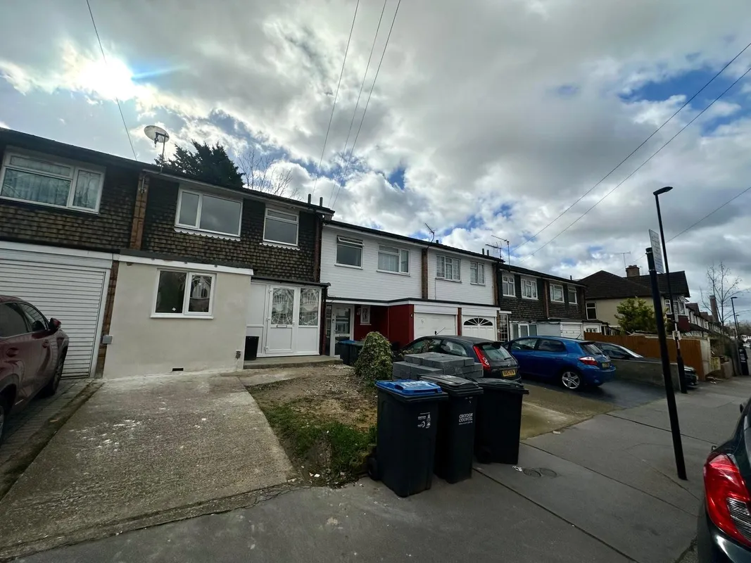 House Midhurst Avenue in Greater London