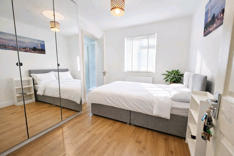 Room McLeod Road in Greater London
