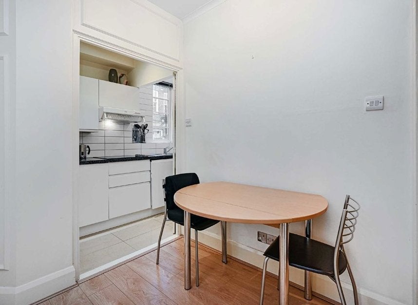 Flat Sloane Avenue in Greater London