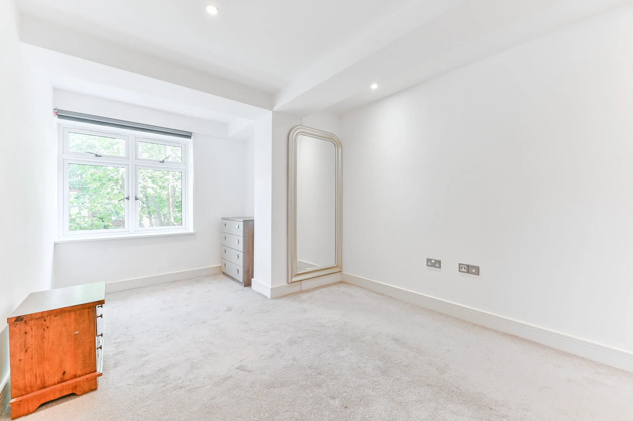 Flat Chestnut Grove in Greater London