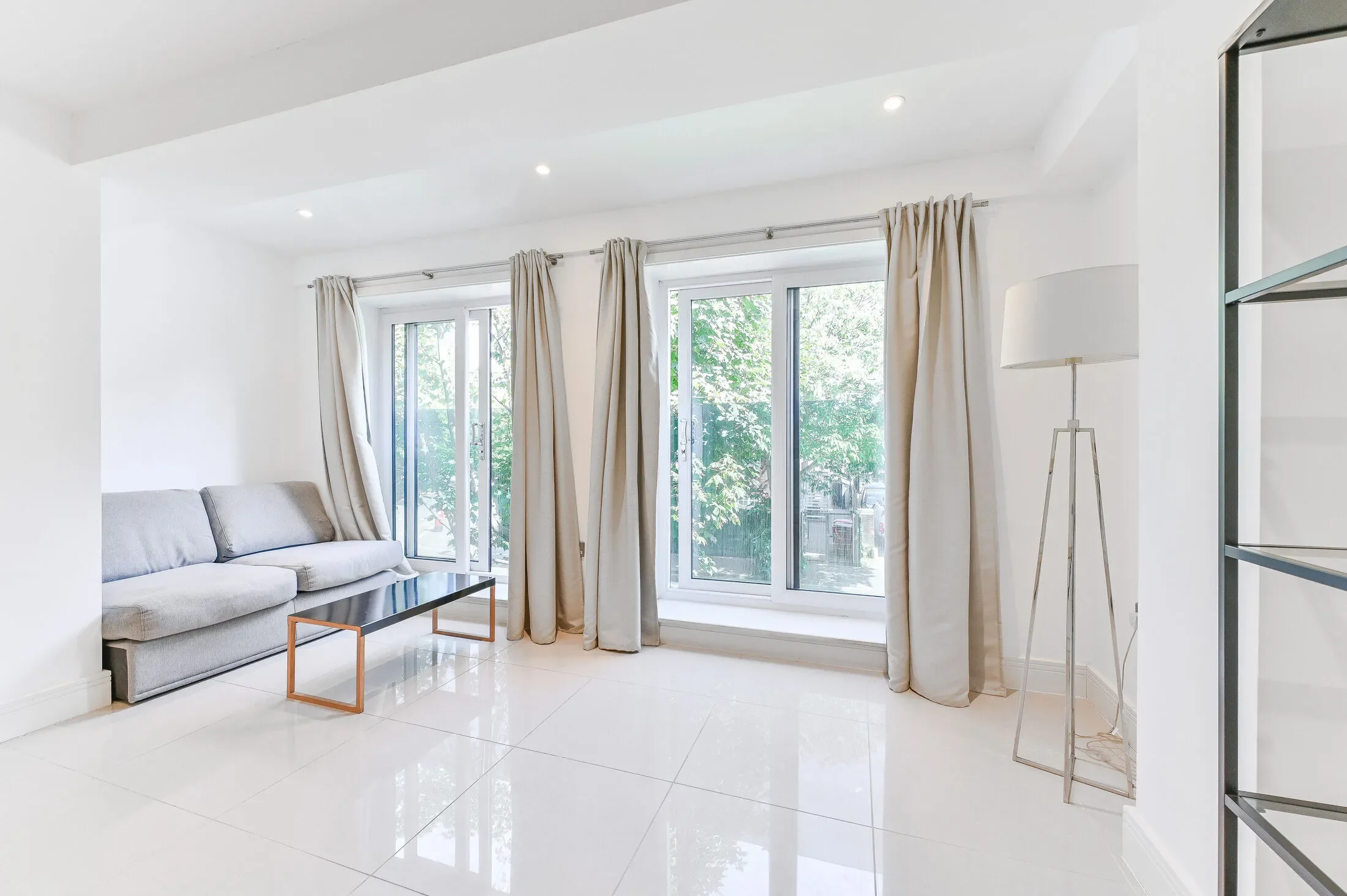 Flat Chestnut Grove in Greater London